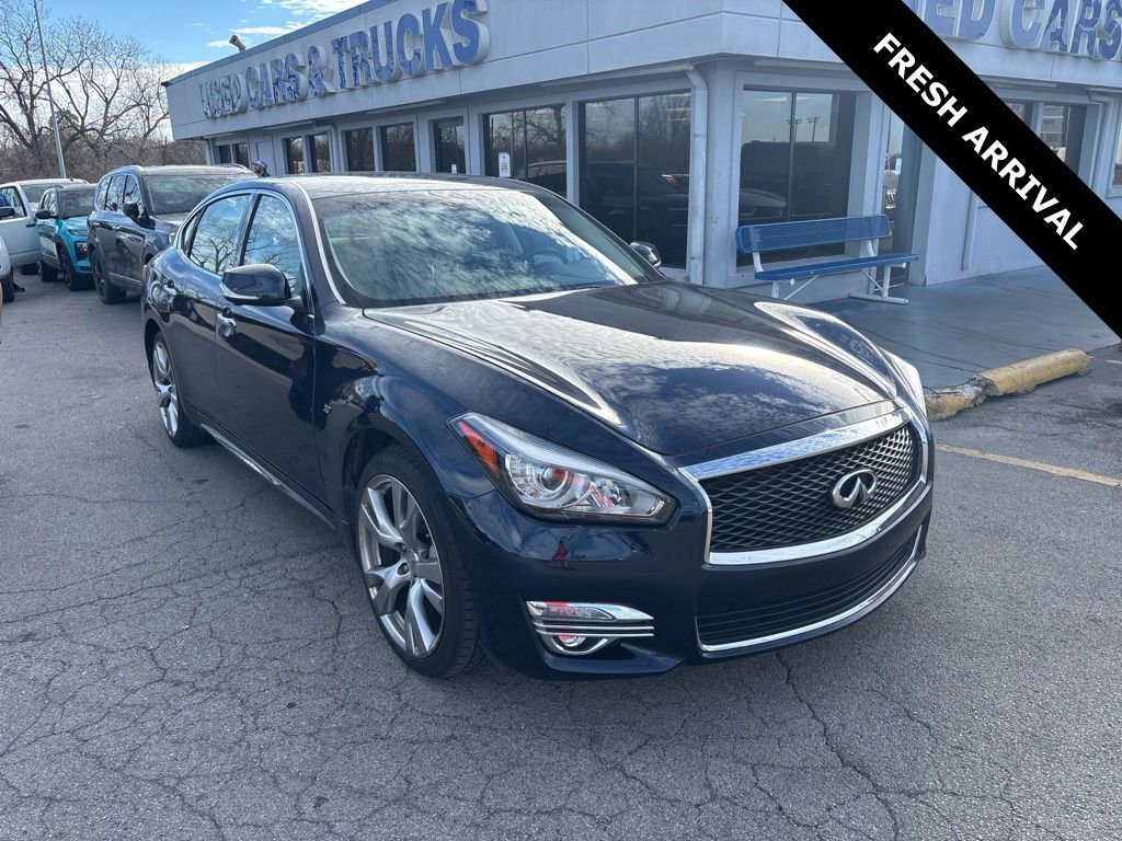 Used 2017 INFINITI Q70 L 3.7 w/ Deluxe Touring Package