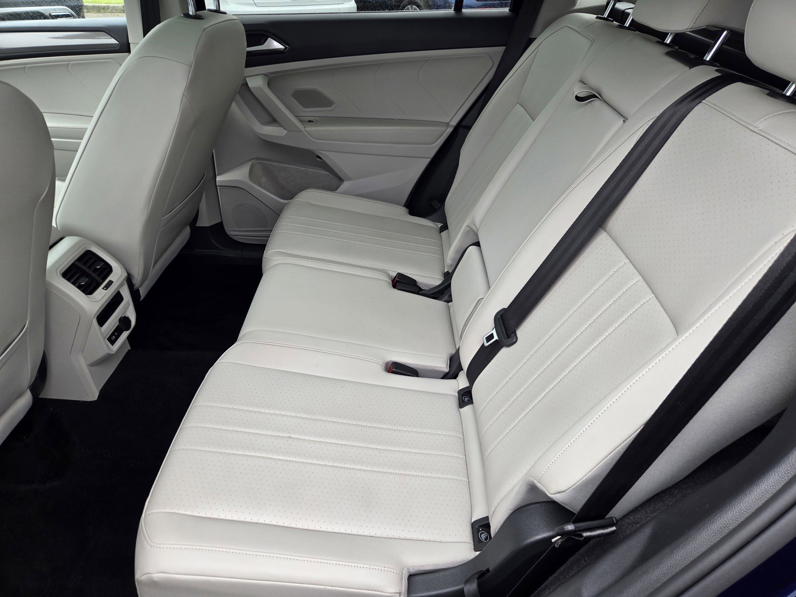 Used 2022 Volkswagen Tiguan SE w/ Panoramic Sunroof Package image 12