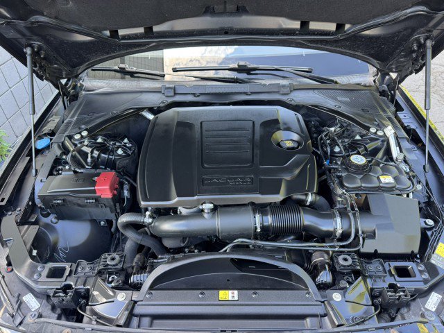 Used 2020 Jaguar XF Premium image 5