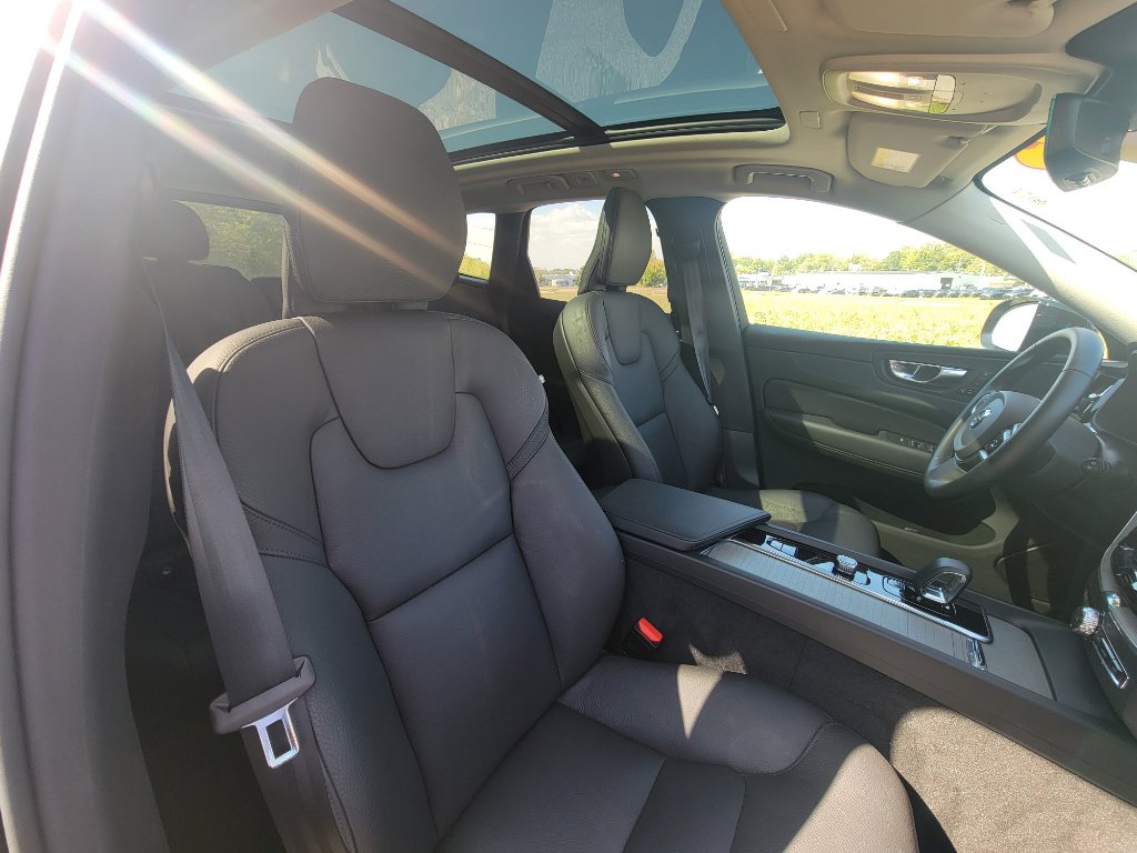 Used 2025 Volvo XC60 B5 Plus image 38
