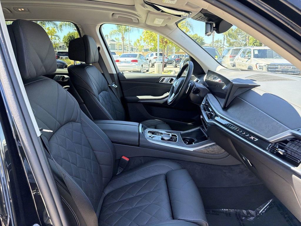 Used 2025 BMW X7 xDrive40i w/ Climate Comfort Package image 33