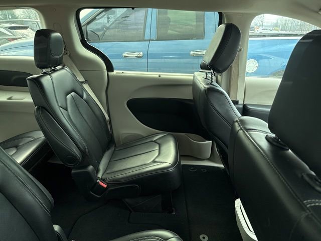 Used 2024 Chrysler Pacifica Touring-L image 10