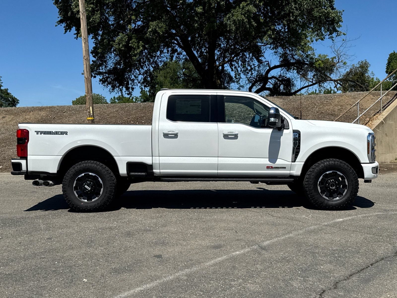 New 2026 Ford F250 Platinum w/ Platinum Plus Package AWD/4WD image 2
