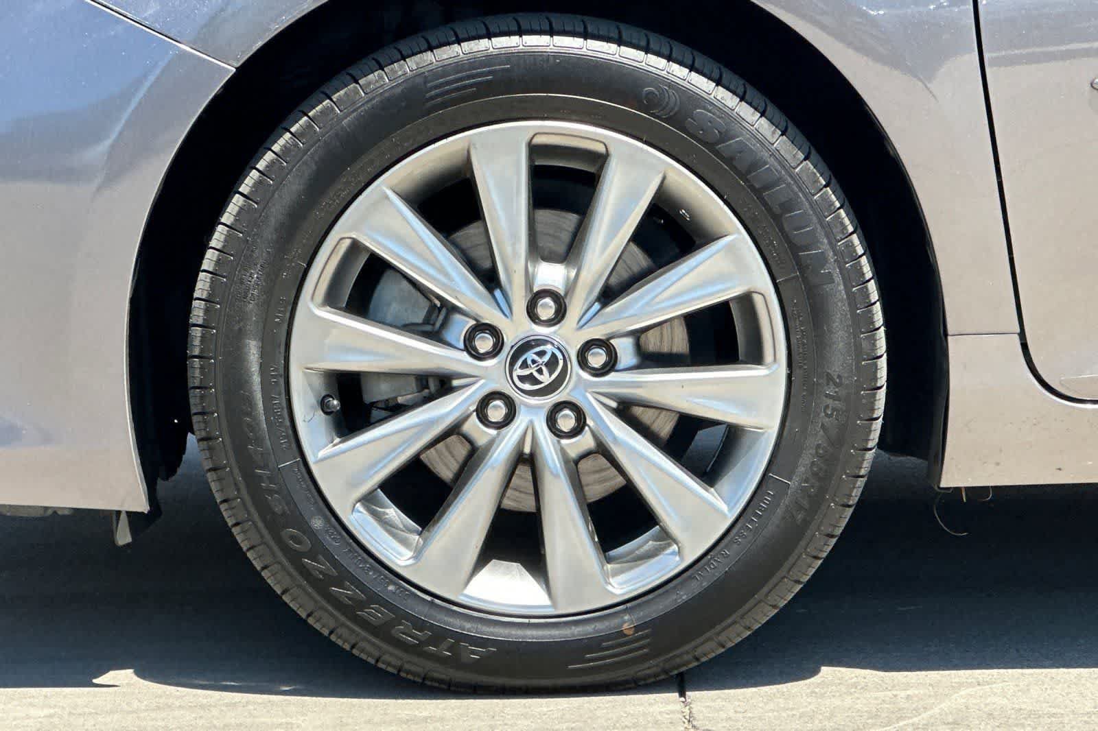 Used 2017 Toyota Camry XLE FWD image 12