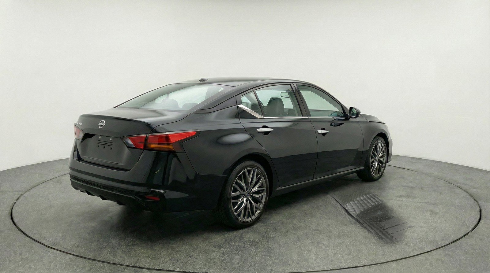 Used 2025 Nissan Altima 2.5 SV FWD image 9