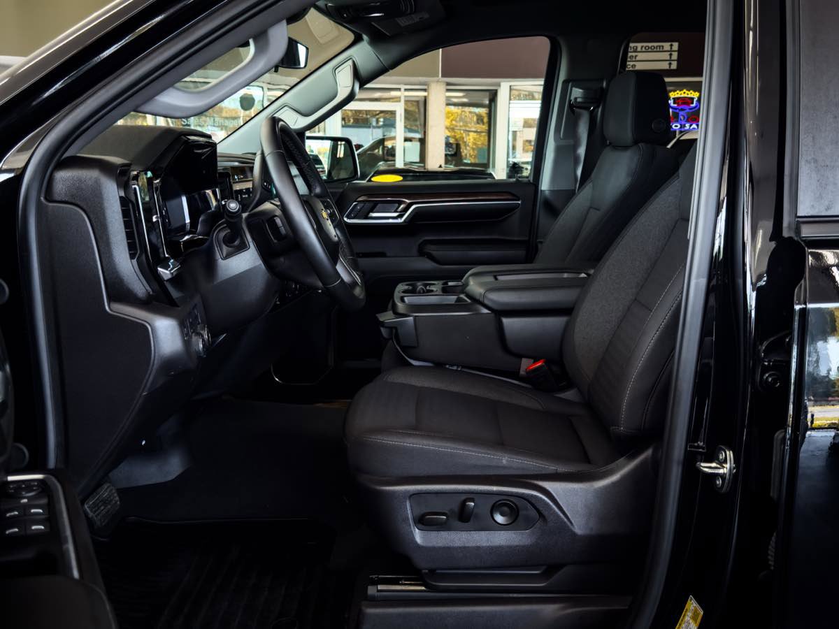 Used 2024 Chevrolet Silverado 1500 LT image 30
