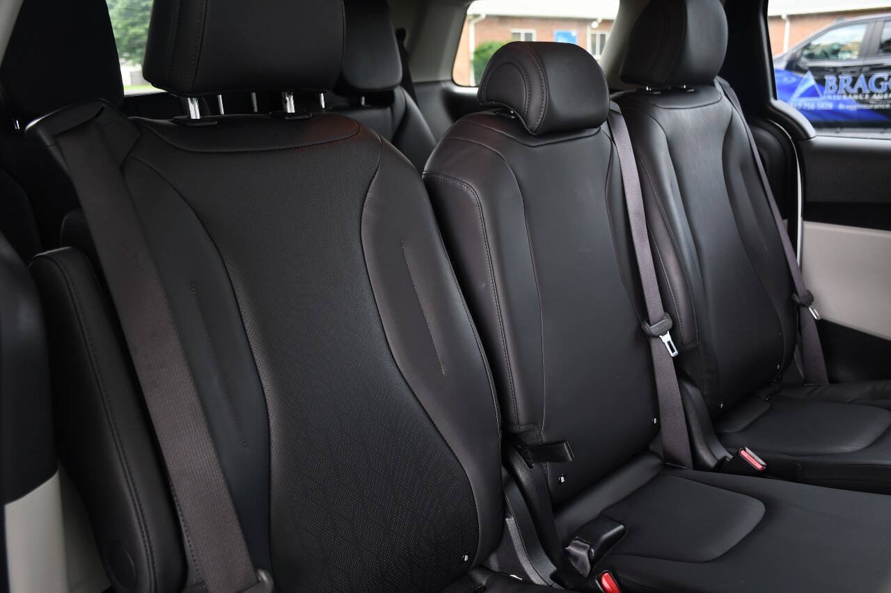 Used 2024 Kia Carnival LX FWD image 29