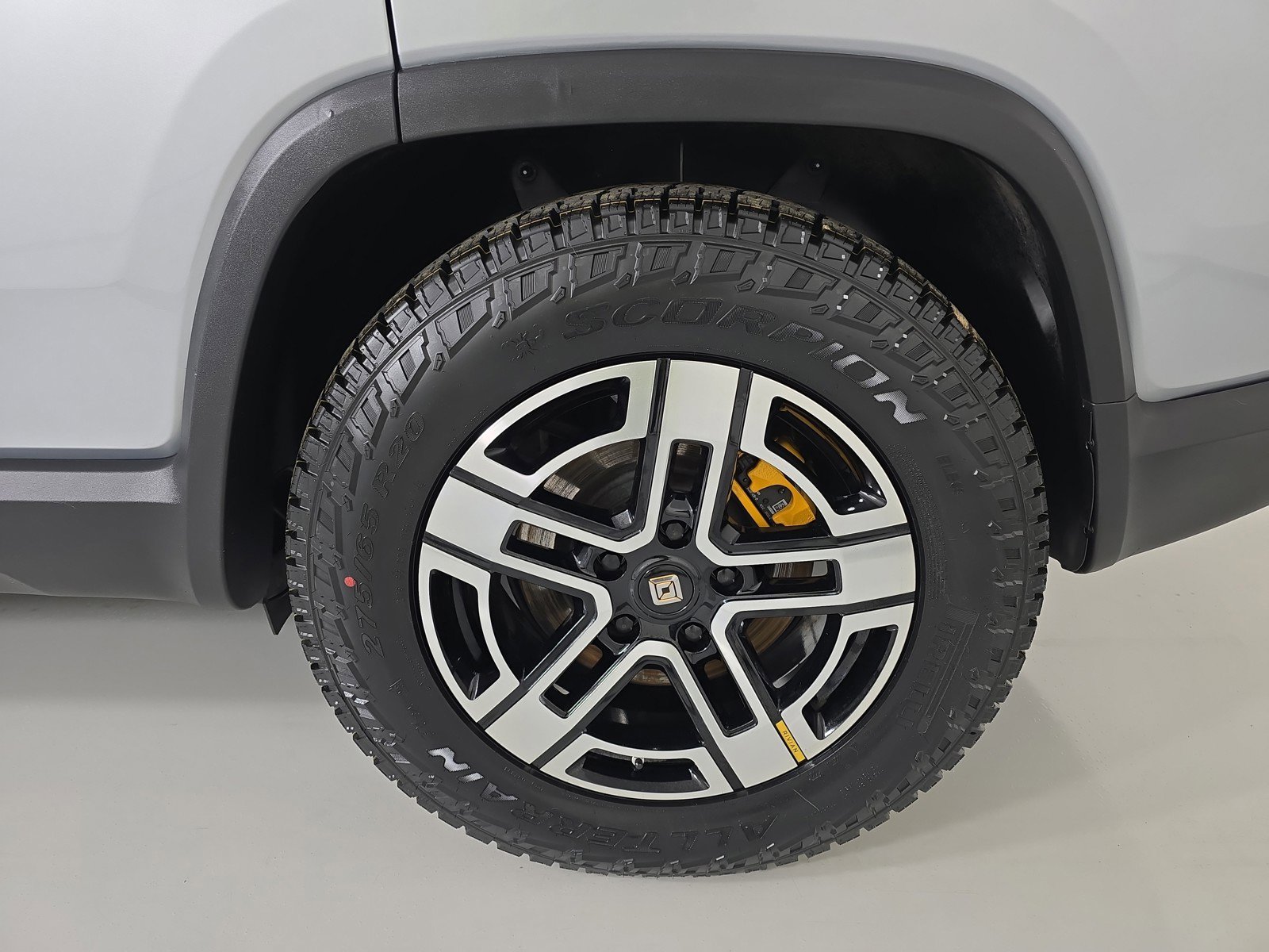 Used 2023 Rivian R1S Adventure image 10