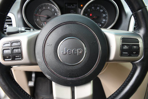 Used 2012 Jeep Grand Cherokee Limited w/ Luxury Group II AWD/4WD image 31