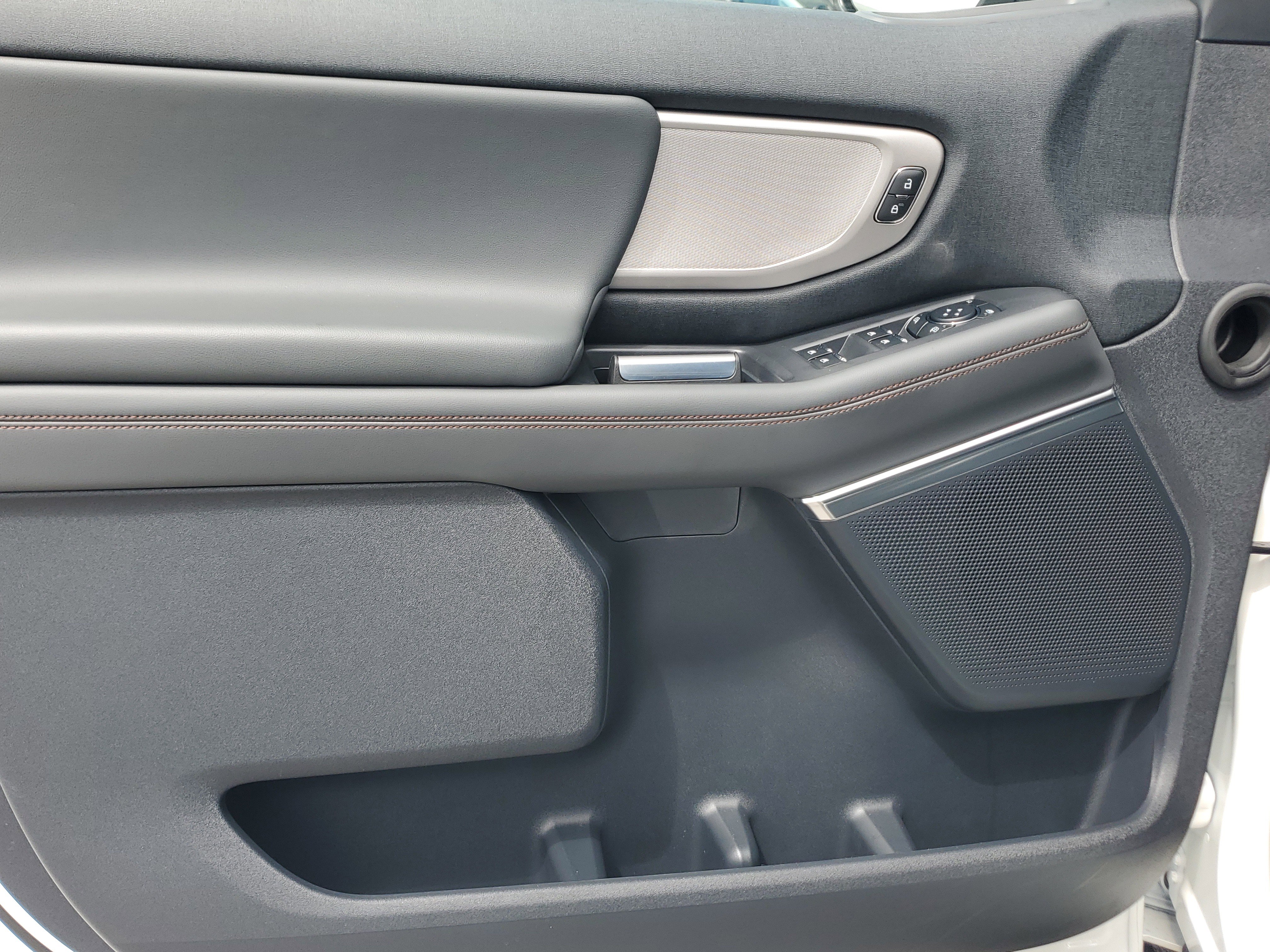 Used 2025 Ford Expedition Active RWD image 23