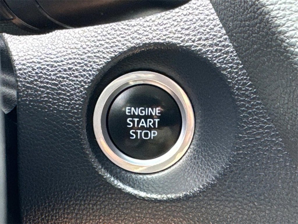 Used 2022 Toyota Corolla Cross XLE image 28