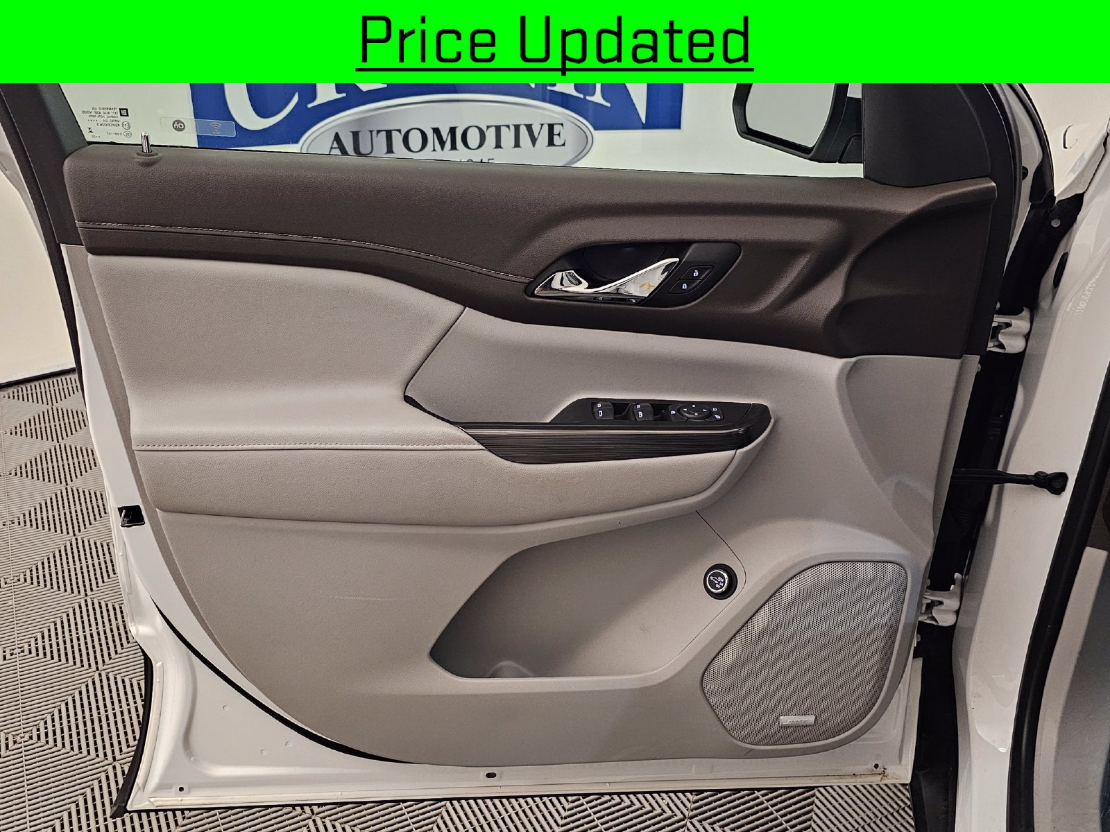 Used 2023 GMC Acadia SLT AWD/4WD image 2