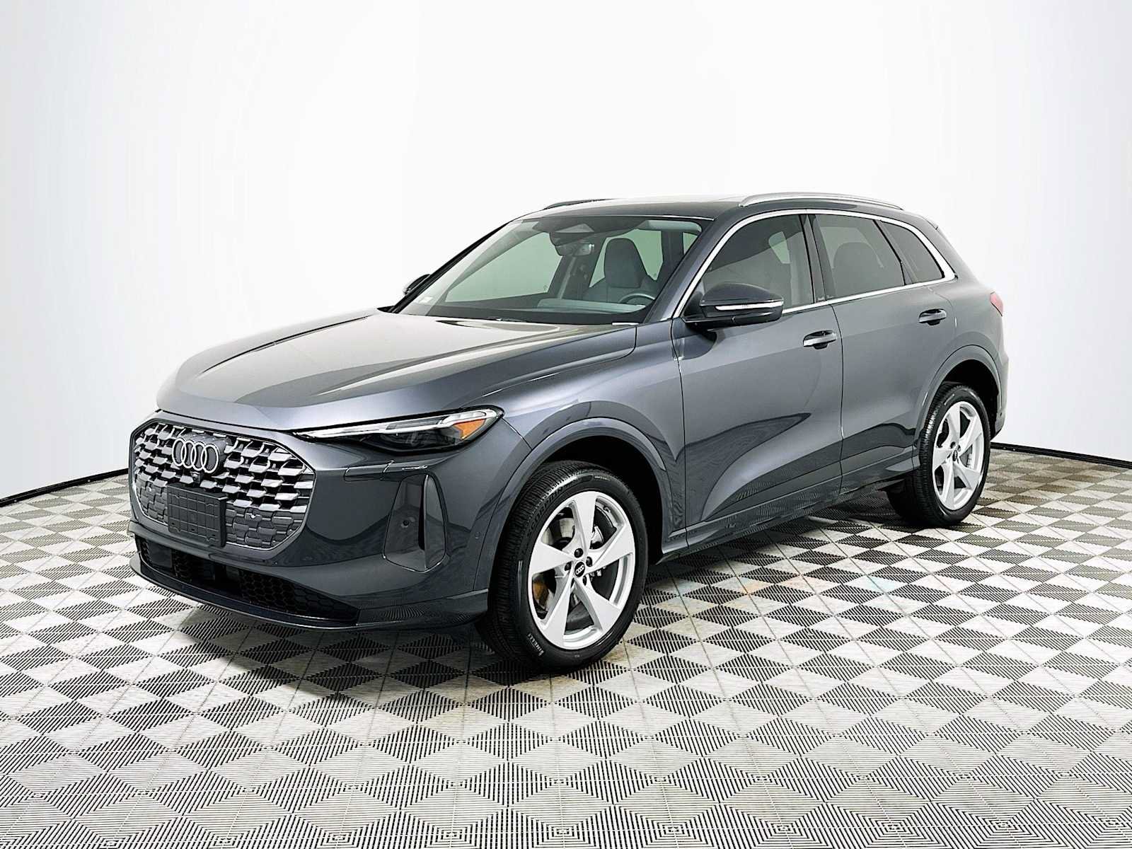 Used 2025 Audi Q5 Premium Plus w/ Premium Plus AWD/4WD image 3