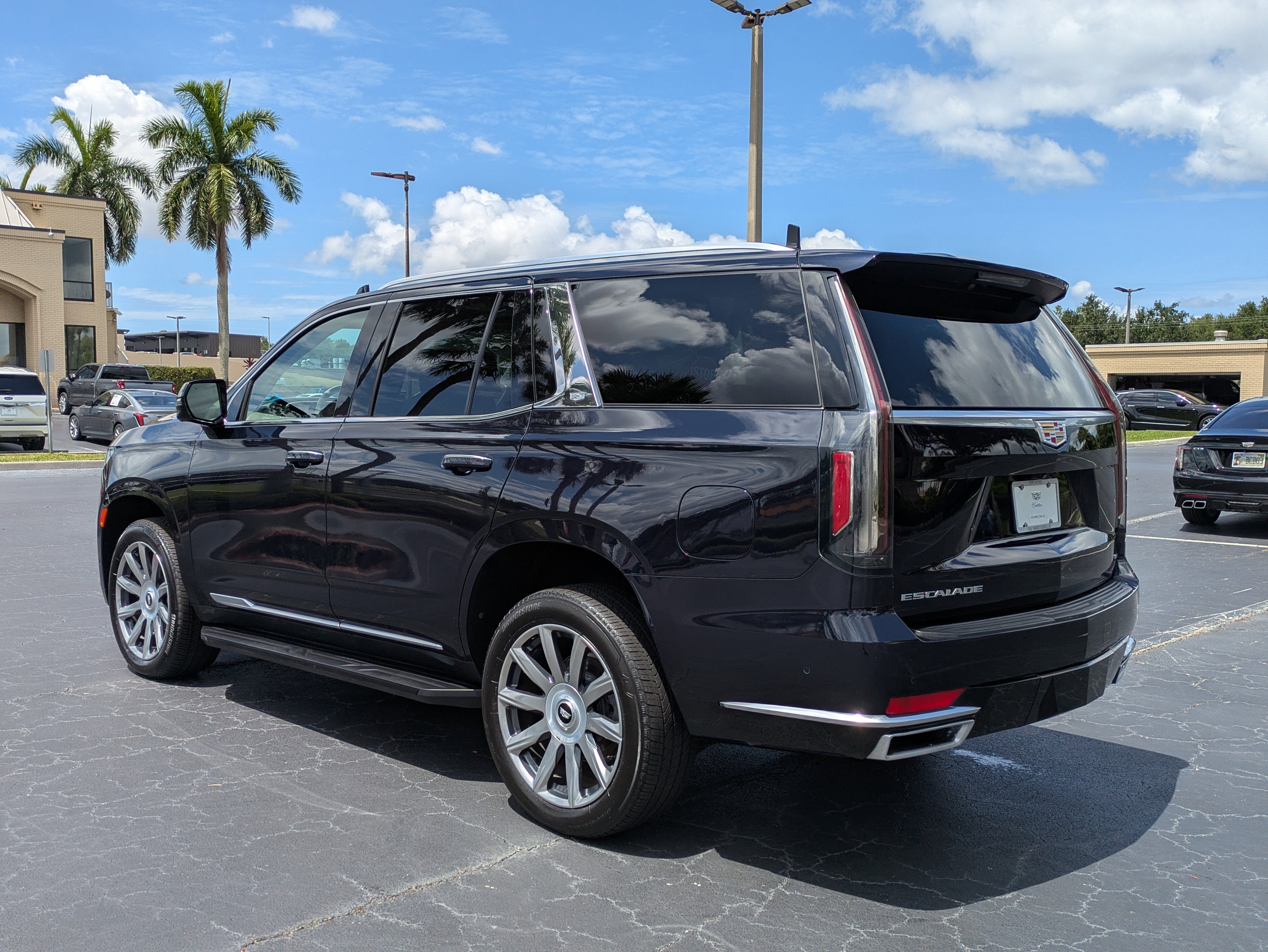 Used 2021 Cadillac Escalade Premium Luxury Platinum AWD/4WD image 4