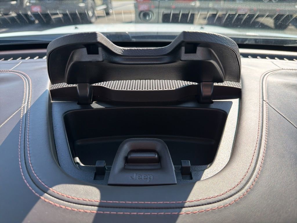 Used 2018 Jeep Cherokee Overland w/ Technology Group image 39