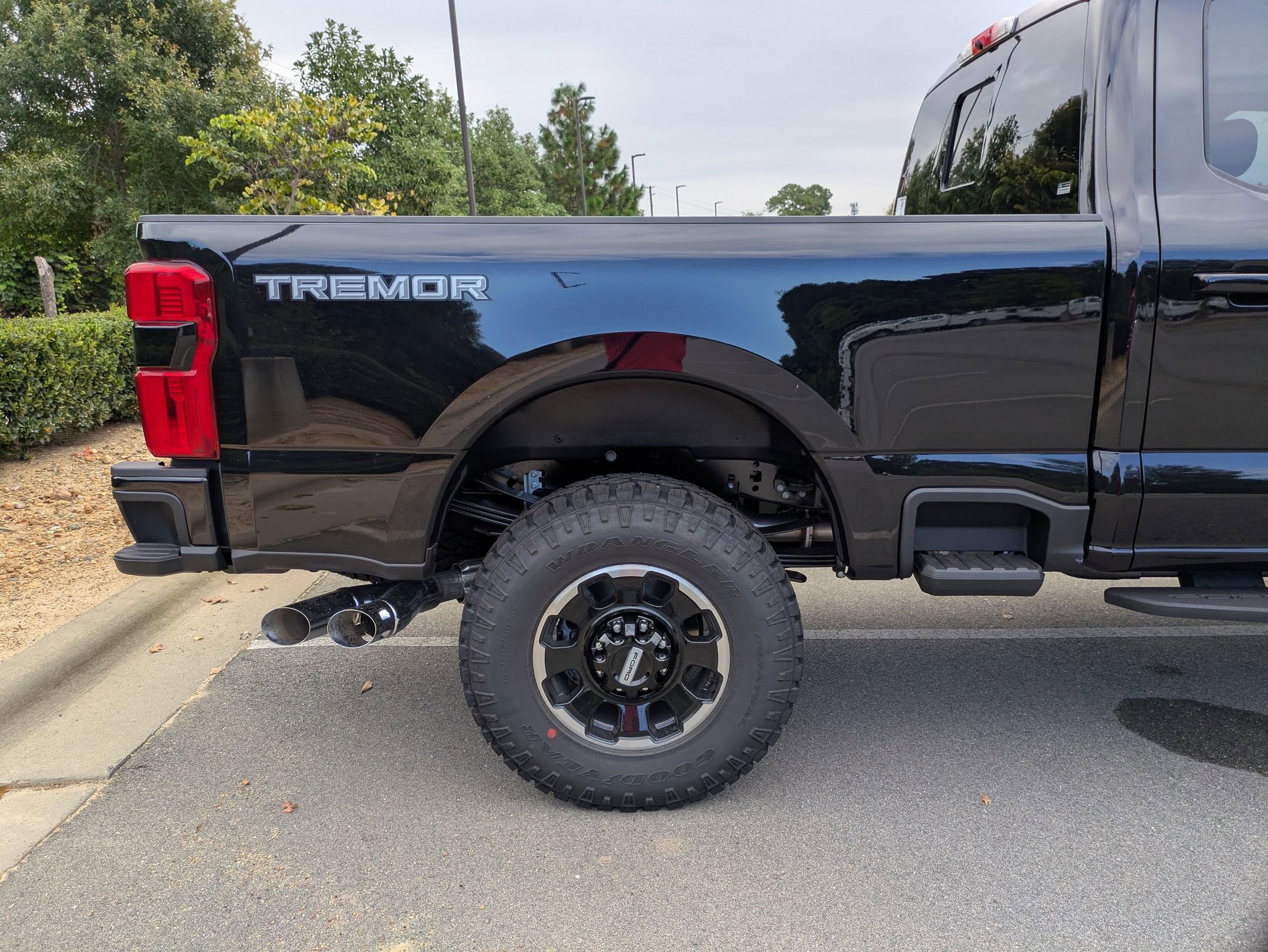 New 2026 Ford F250 Platinum w/ Tremor Off-Road Package image 39