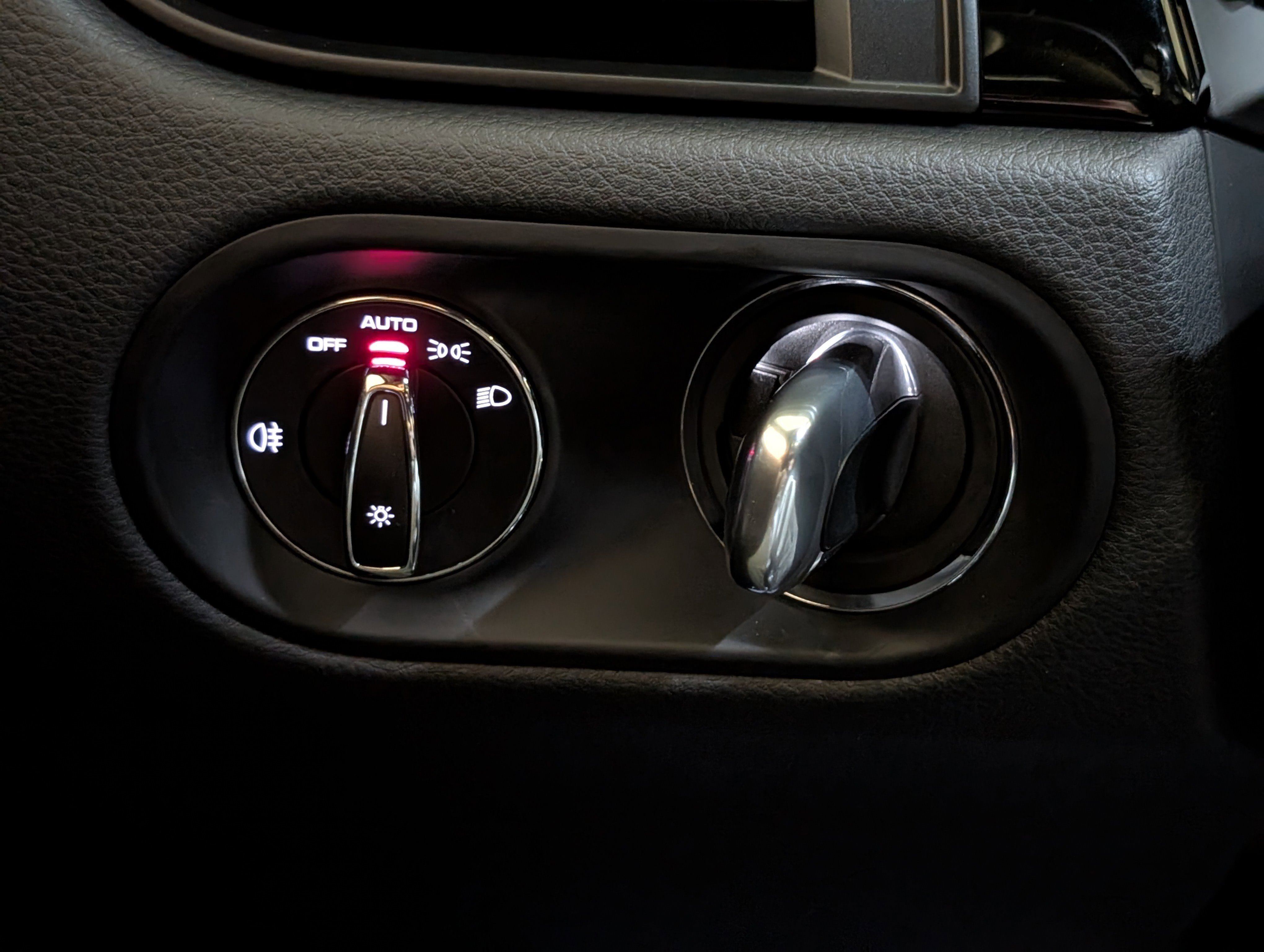 Certified 2025 Porsche Macan image 28