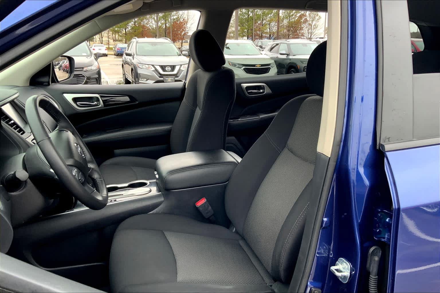 Used 2020 Nissan Pathfinder SV FWD image 7