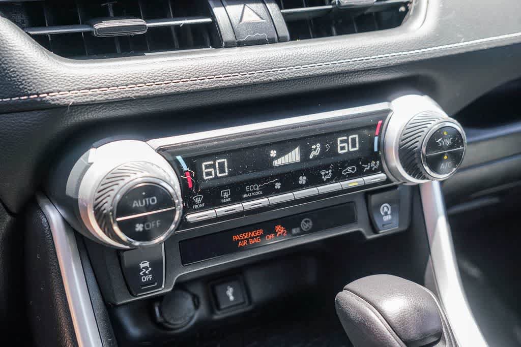 Used 2020 Toyota RAV4 XLE w/ Carpet Mat Package FWD image 21