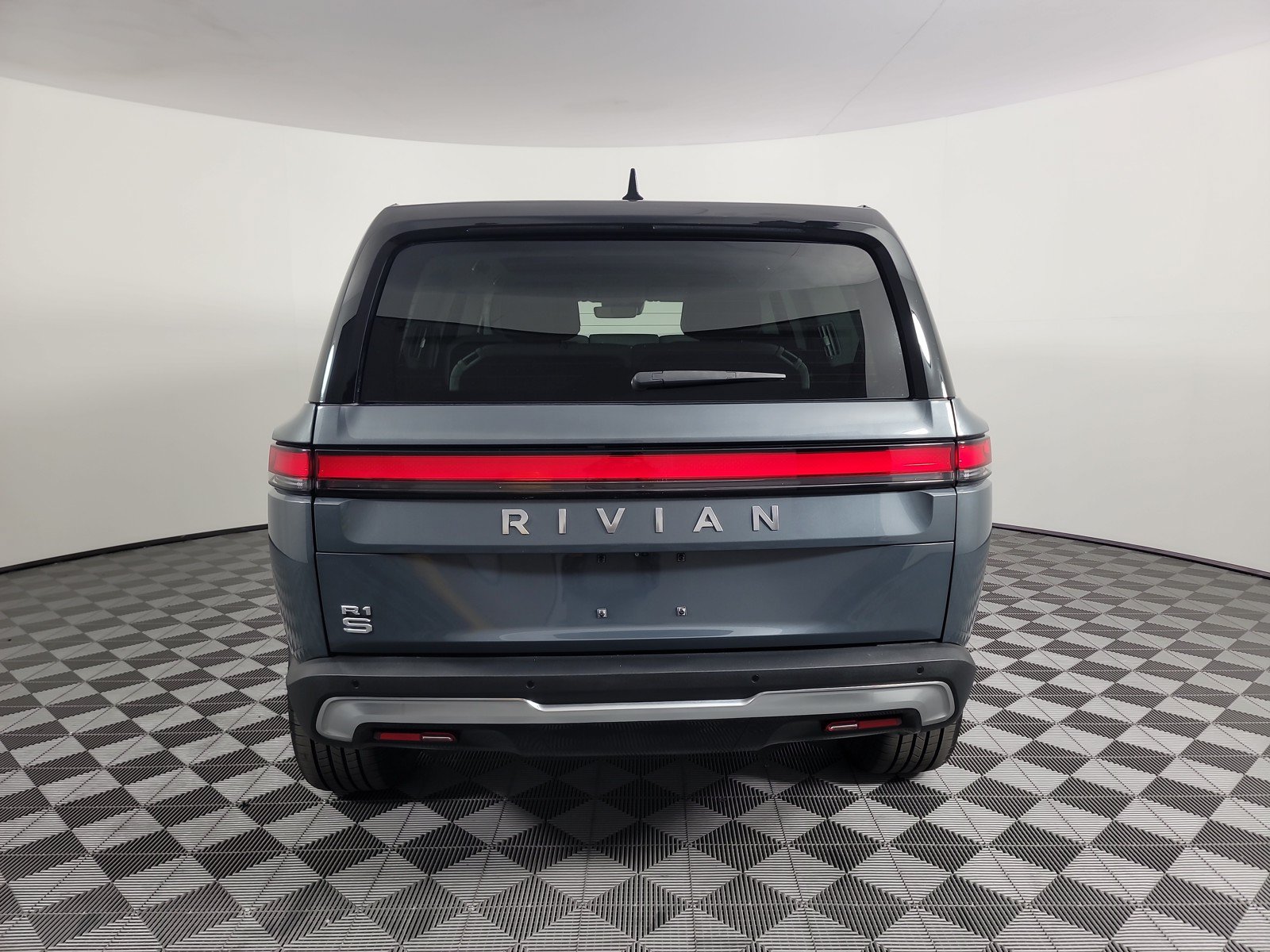 Used 2024 Rivian R1S Adventure AWD/4WD image 4