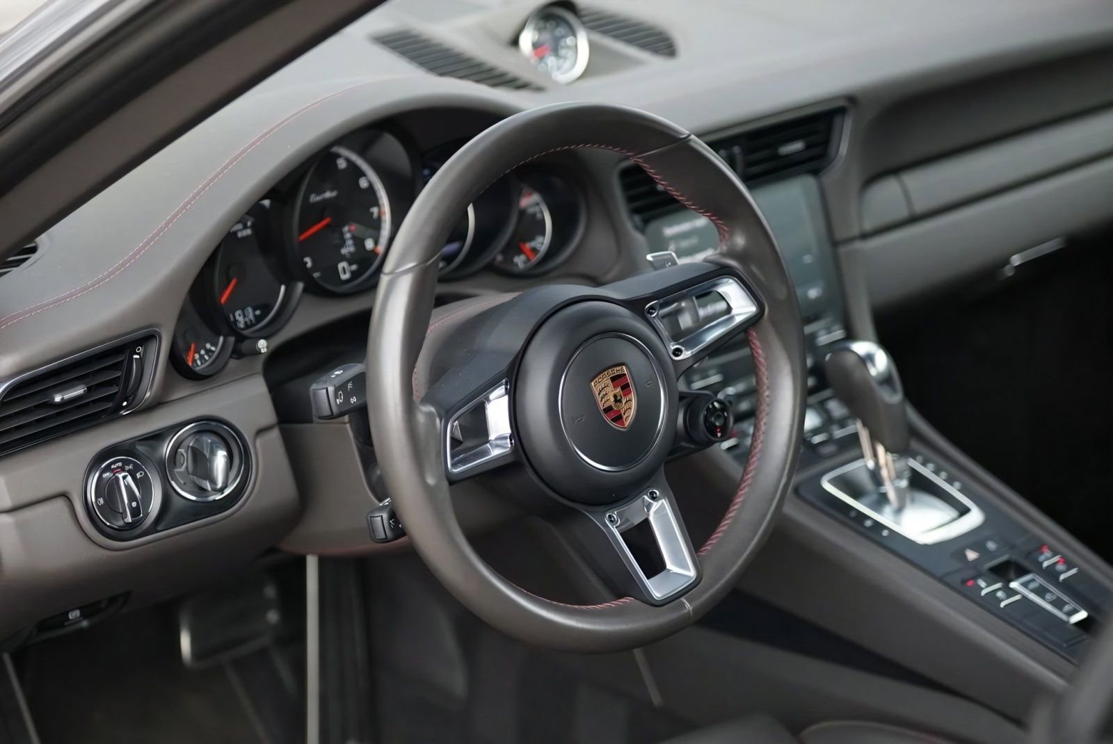 Used 2019 Porsche 911 Turbo image 13