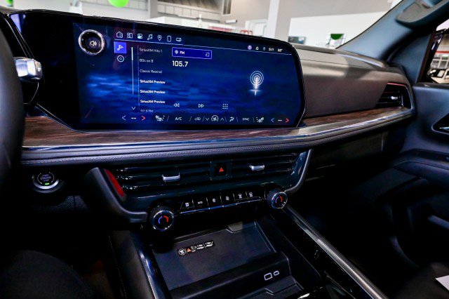 Used 2025 Chevrolet Suburban Z71 image 39