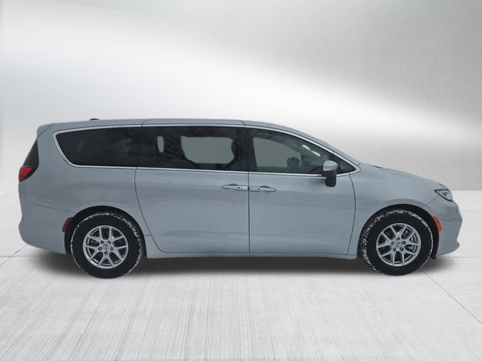Used 2023 Chrysler Pacifica Touring-L image 2