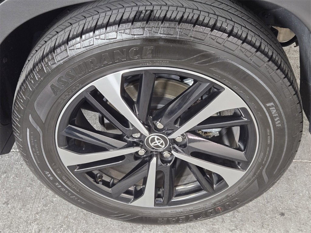 Used 2024 Toyota Corolla Cross XSE w/ Convenience Package image 13