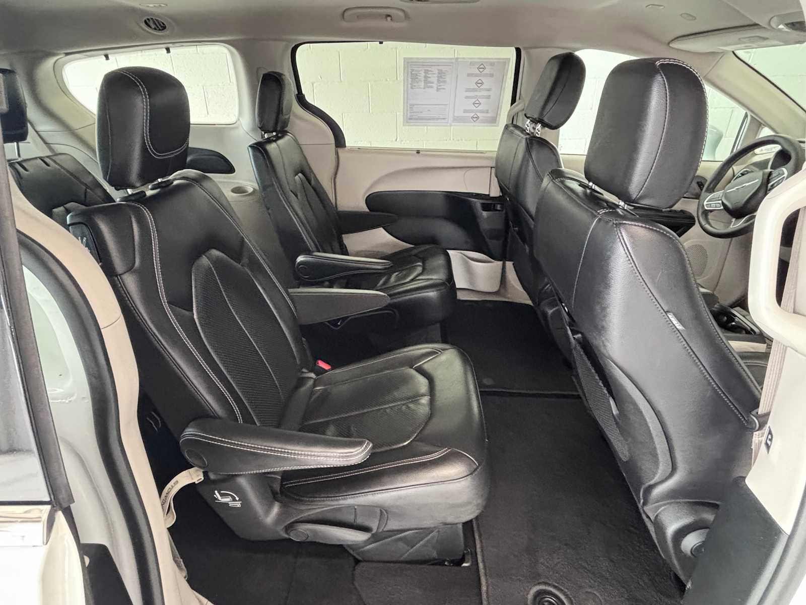 Used 2022 Chrysler Pacifica Touring-L FWD image 15