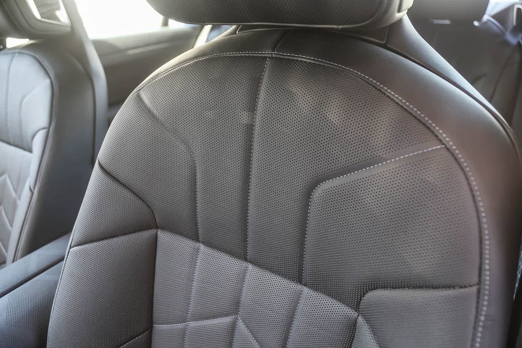 Used 2025 BMW i7 xDrive60 w/ Premium Package image 21