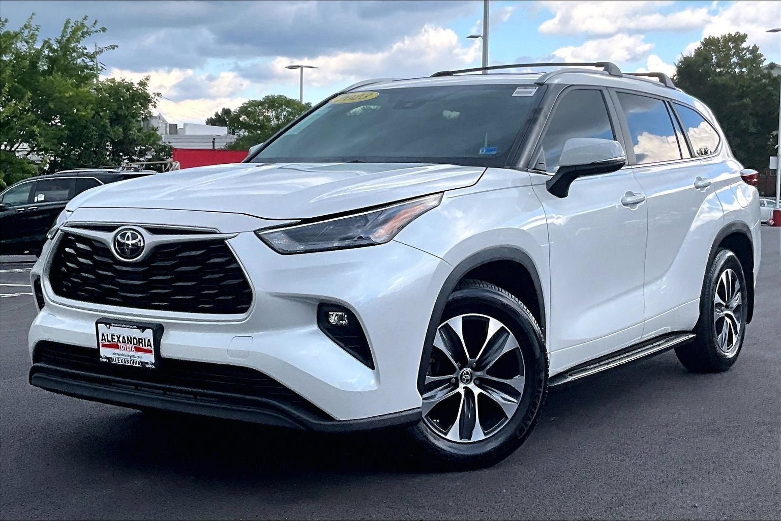 Used 2023 Toyota Highlander XLE AWD/4WD image 1