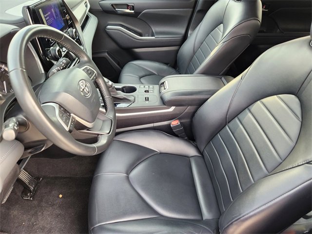 Used 2023 Toyota Highlander XLE image 13