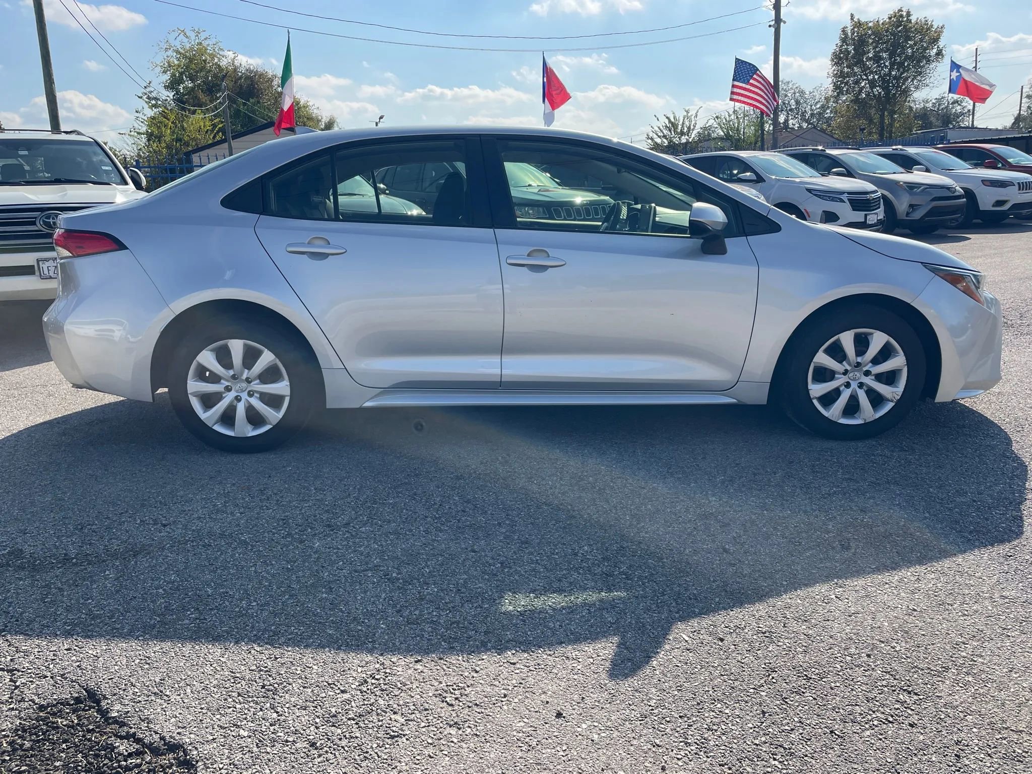 Used 2021 Toyota Corolla LE FWD image 4