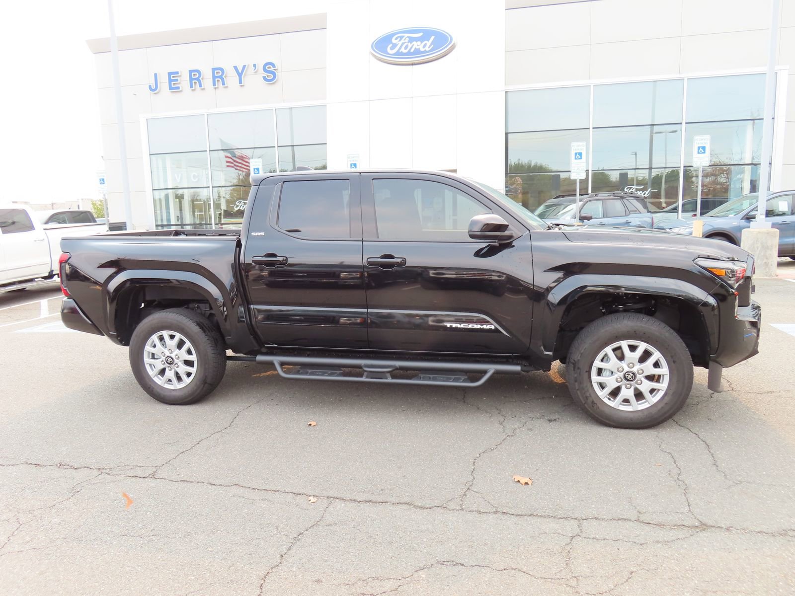 Used 2025 Toyota Tacoma SR5 image 4