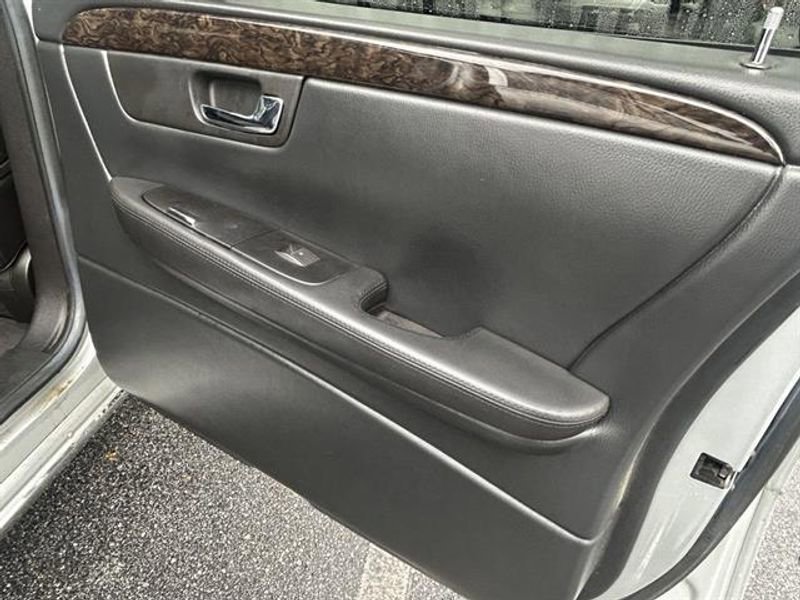 Used 2011 Cadillac DTS Limousine image 17