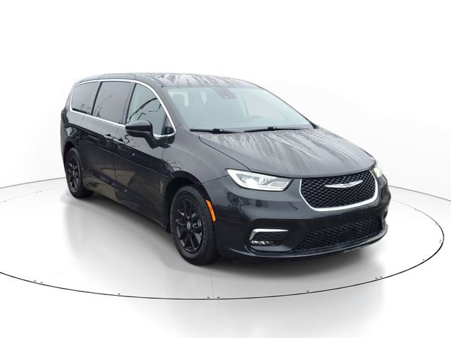 Used 2023 Chrysler Pacifica Touring-L FWD image 2