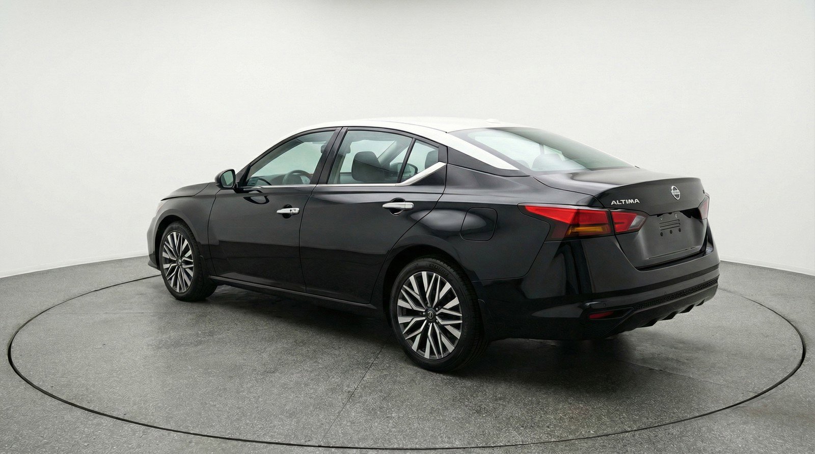 Used 2025 Nissan Altima 2.5 SV FWD image 6