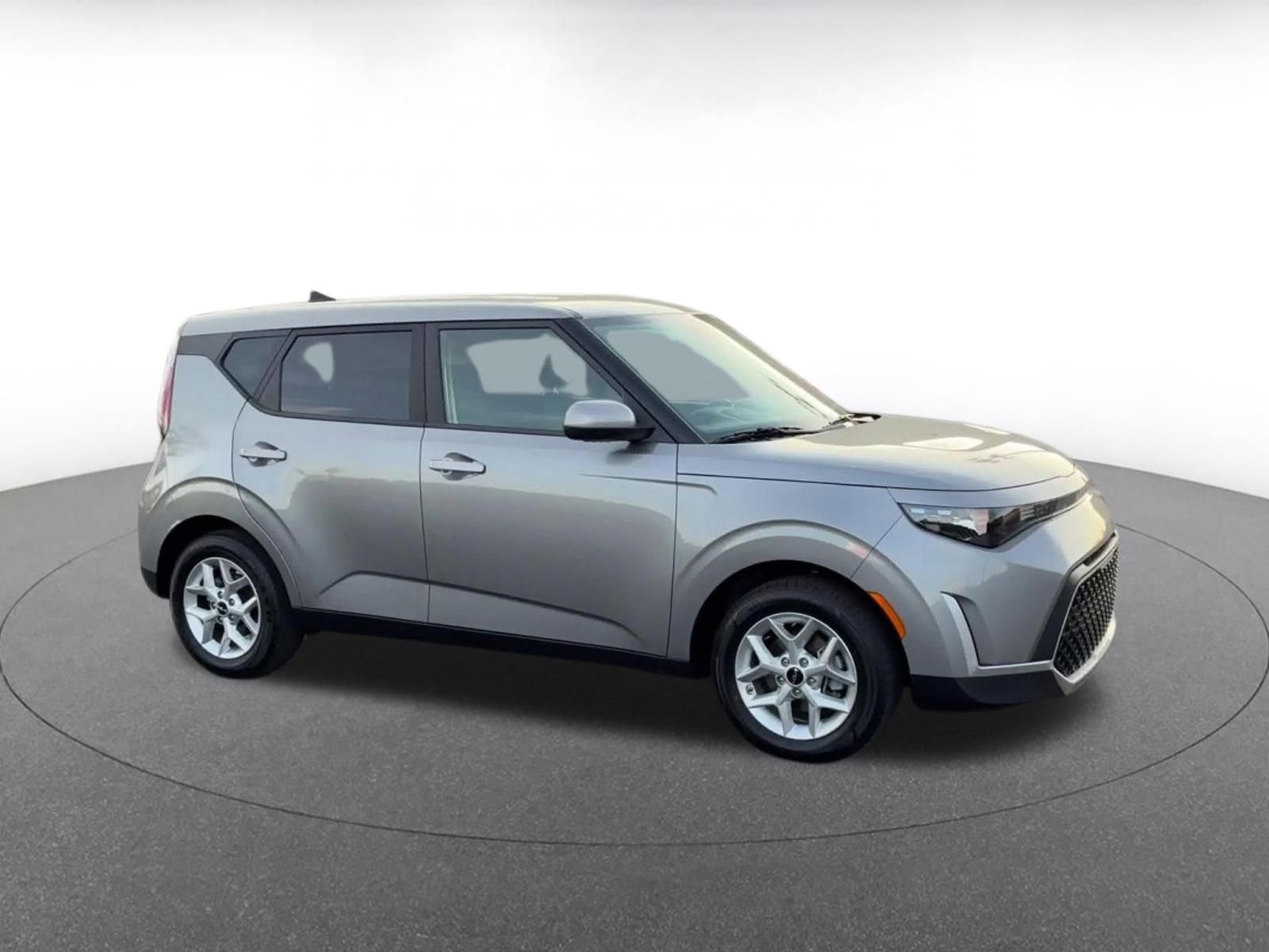 Used 2025 Kia Soul LX w/ LX Technology Package image 2