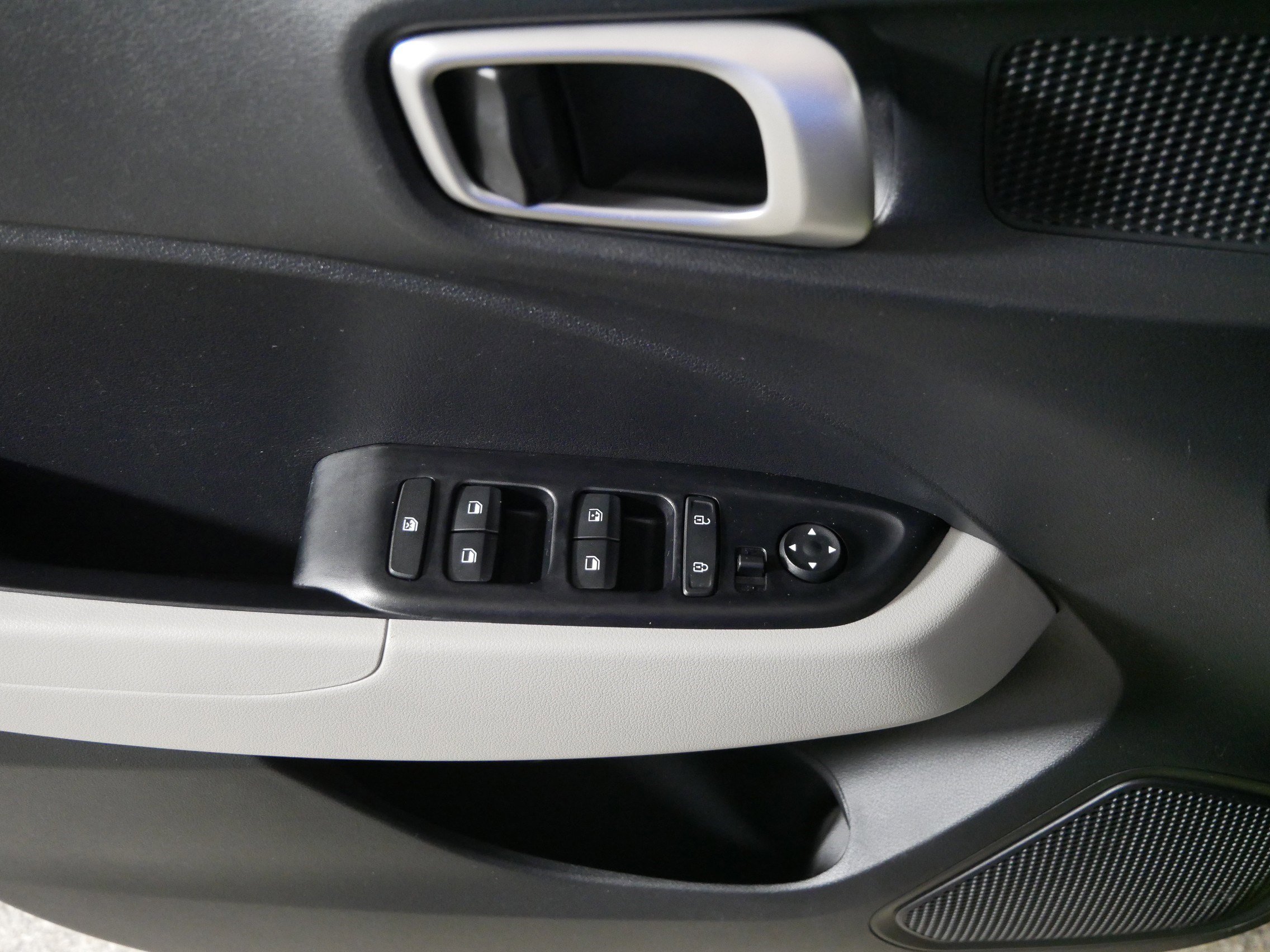 Used 2023 Hyundai Venue SEL image 19