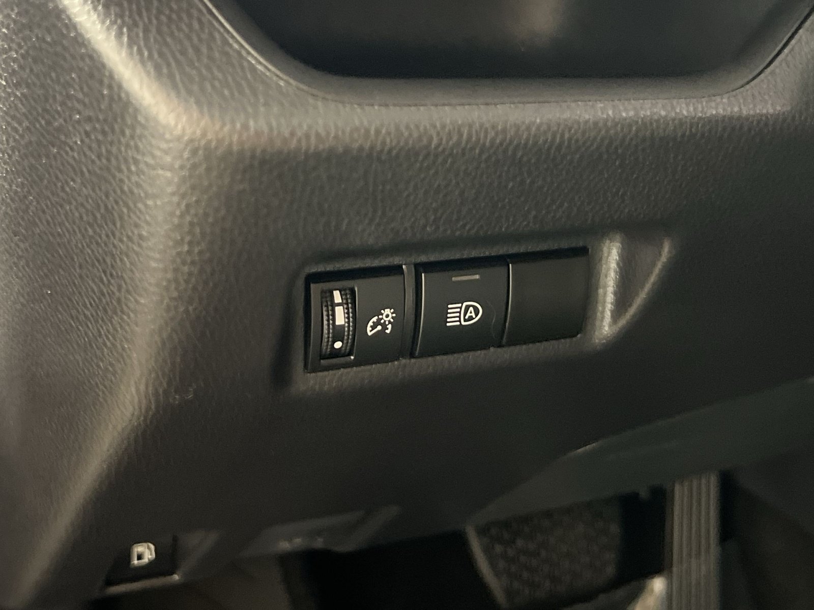 Used 2025 Toyota RAV4 XLE AWD/4WD image 31