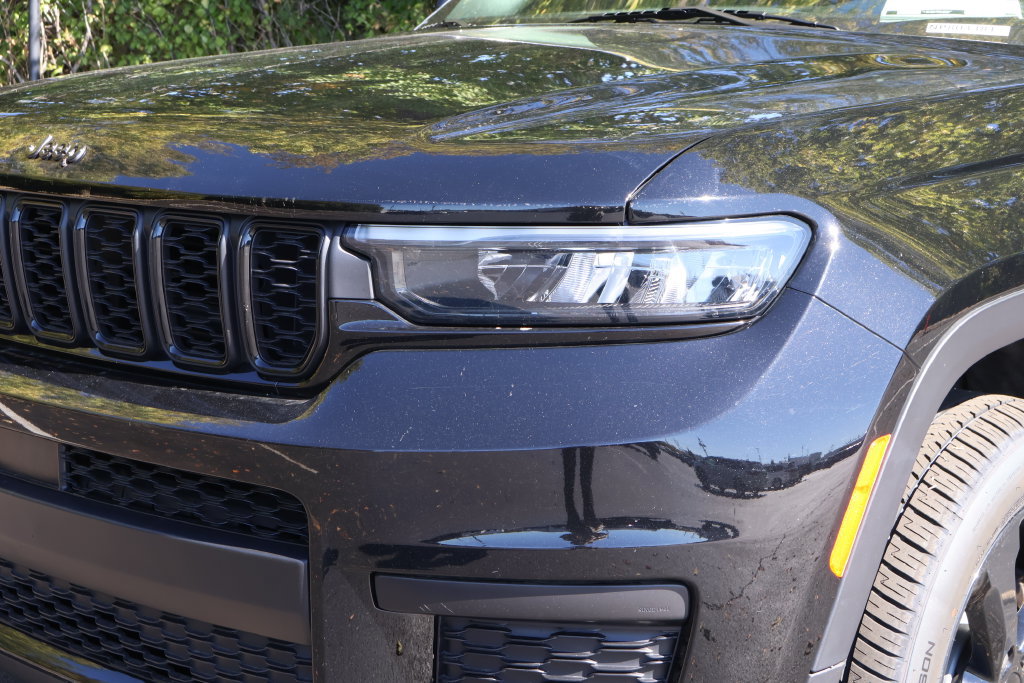 Used 2023 Jeep Grand Cherokee L Laredo AWD/4WD image 3