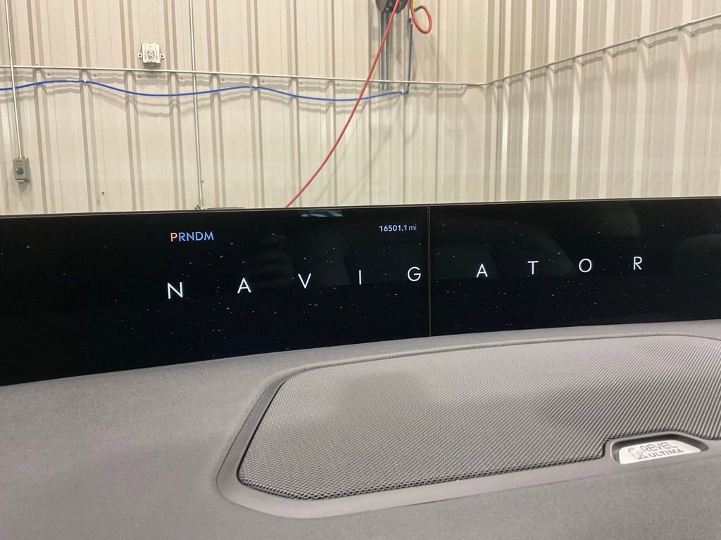 Used 2025 Lincoln Navigator Reserve image 17