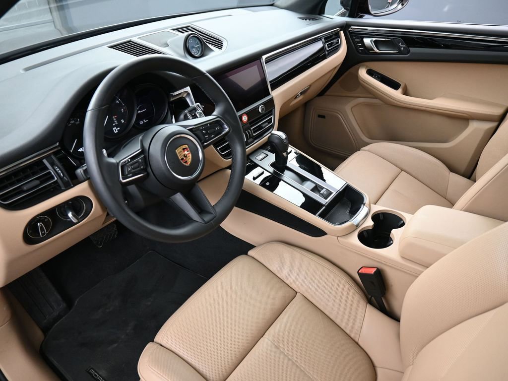 Certified 2025 Porsche Macan image 4