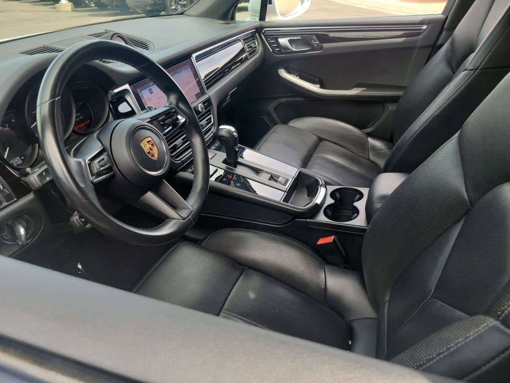 Used 2024 Porsche Macan AWD/4WD image 3