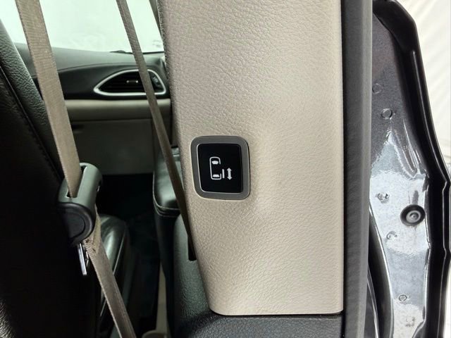 Used 2022 Chrysler Pacifica Touring-L image 42