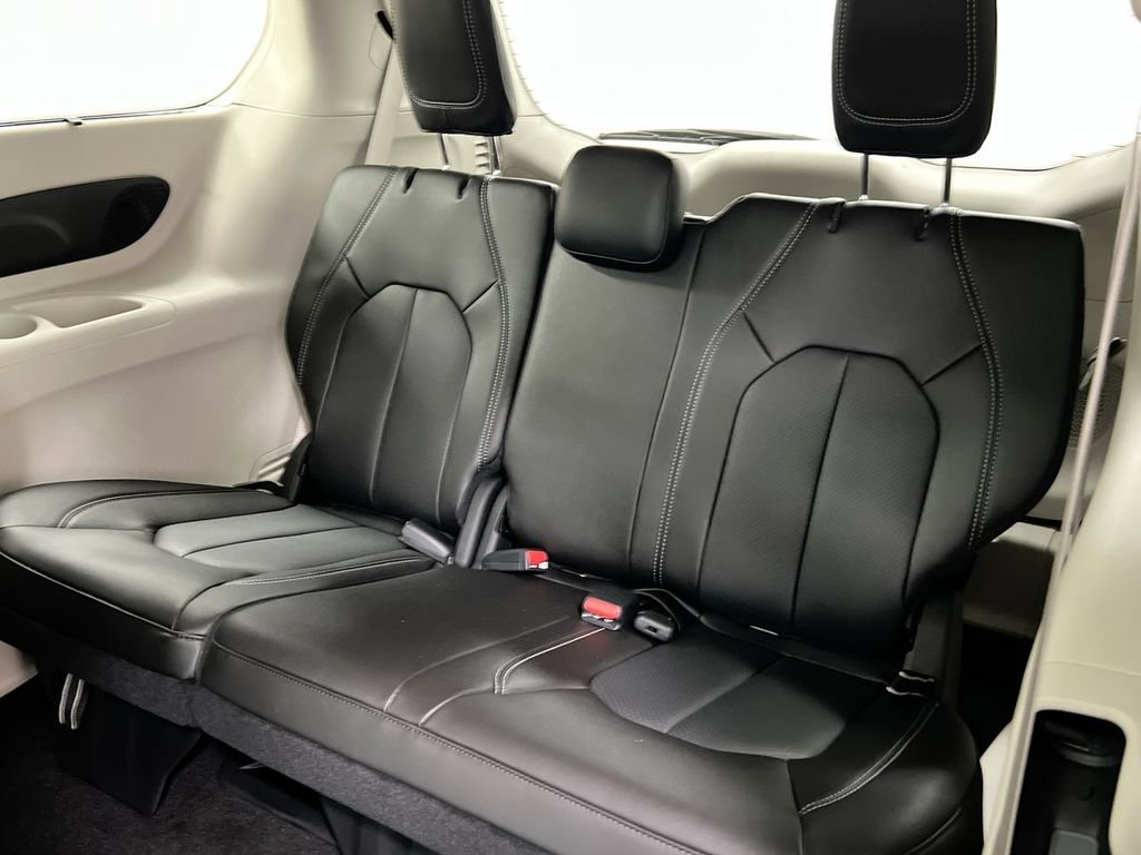 Used 2023 Chrysler Pacifica Touring-L w/ Uconnect Theater Family Group AWD/4WD image 30
