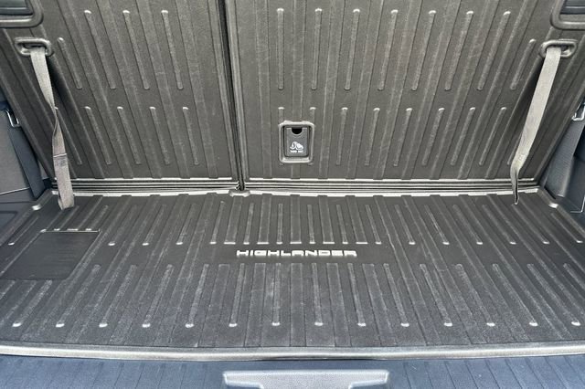 Used 2021 Toyota Highlander L AWD/4WD image 13