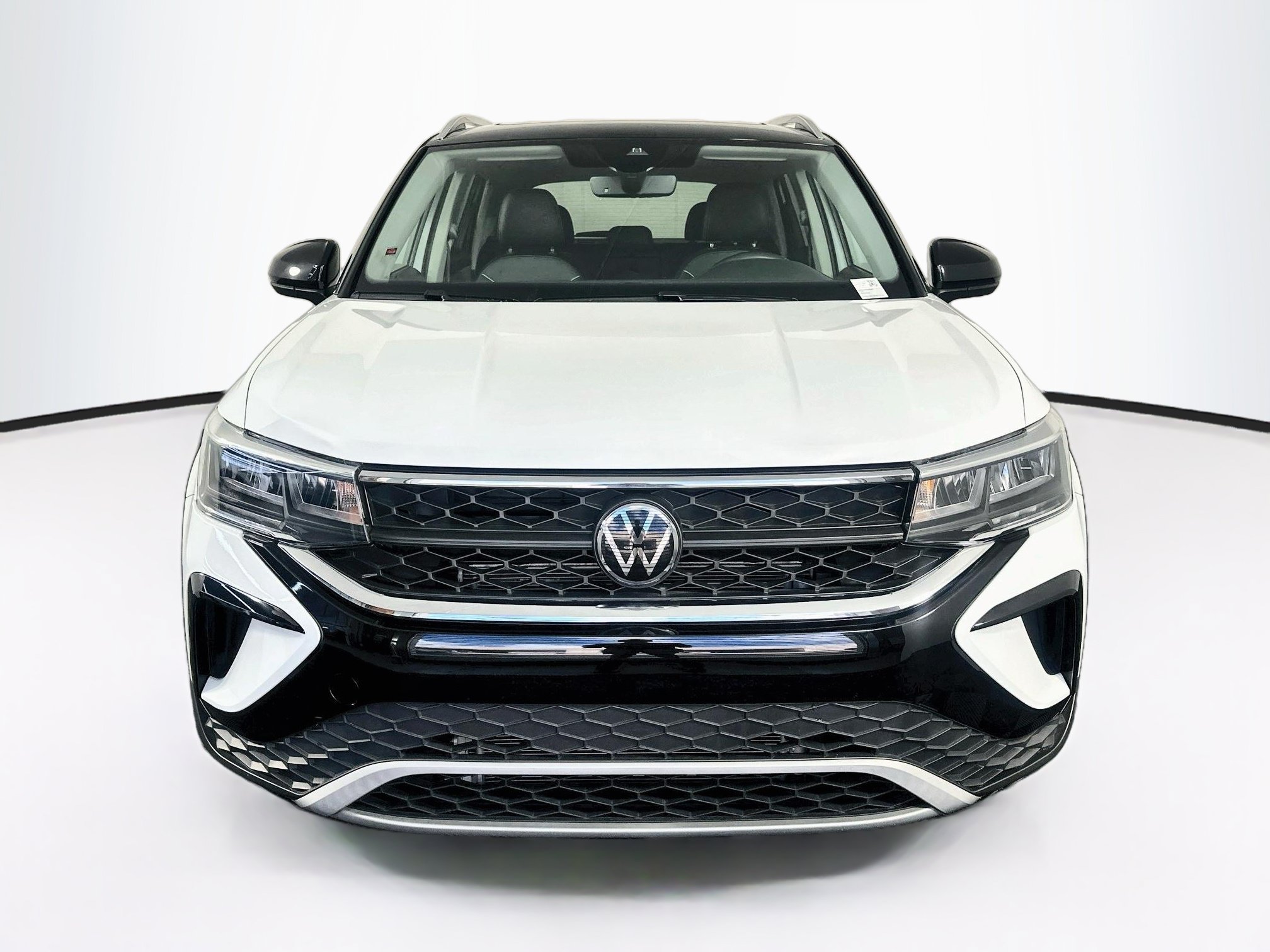 Used 2024 Volkswagen Taos SE AWD/4WD image 2