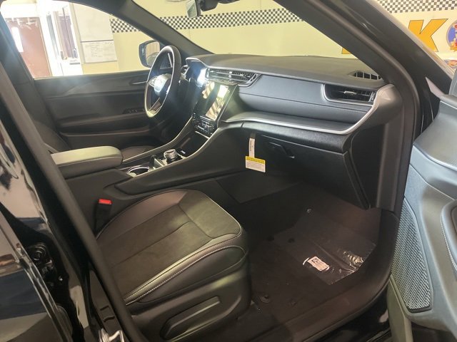 New 2025 Jeep Grand Cherokee Altitude image 30