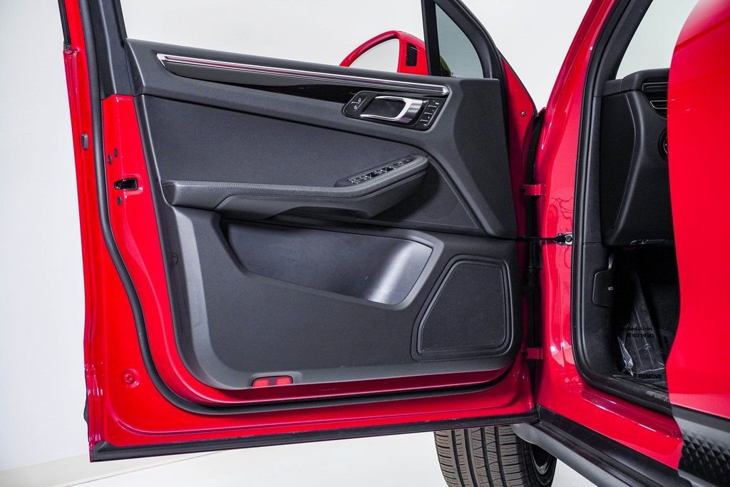 Certified 2024 Porsche Macan w/ Premium Plus Package image 25